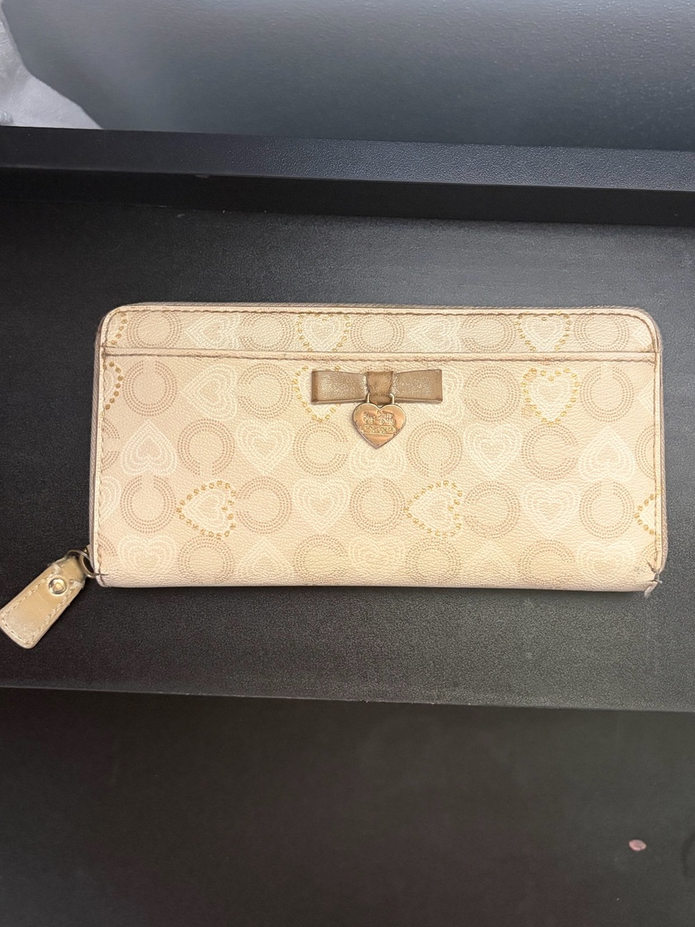 Coach Cream/Beige Zippy Wallet Semi-Project